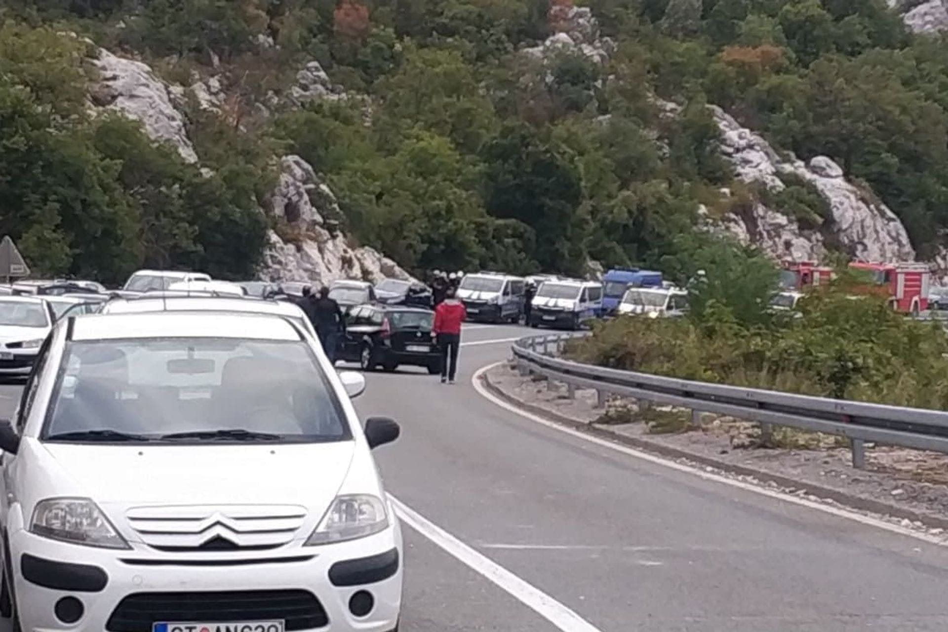 Fotografija 1: Sveštenstvo krenulo na Cetinje, na Belveder stiže policija
