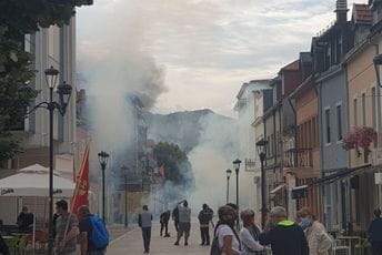 Slučaj petogodišnje djevojčice sa Cetinja: Majka tvrdi da se pretjerana količina suzavca odrazila na njeno zdravlje Slučaj petogodišnje djevojčice sa Cetinja: Majka tvrdi da se pretjerana količina suzavca odrazila na njeno zdravlje