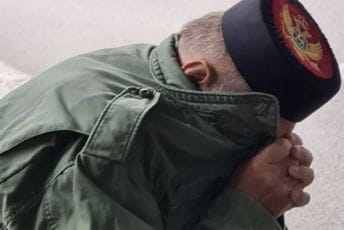 Svak je rođen da po jednom umre, čast i bruka žive dovijeka Svak je rođen da po jednom umre, čast i bruka žive dovijeka