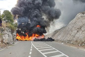 Zapaljene gume na Belvederu, čuli se hici, demonstranti se povlače put grada Zapaljene gume na Belvederu, čuli se hici, demonstranti se povlače put grada
