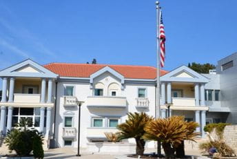 Ambasada SAD: Pozivamo građane da ne ispoljavaju svoj bijes prema policiji Ambasada SAD: Pozivamo građane da ne ispoljavaju svoj bijes prema policiji