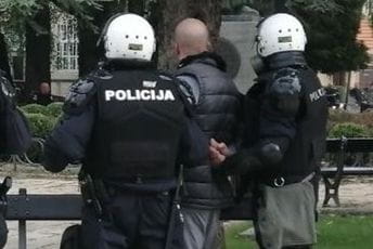 Povrijeđena dva policajca, privedeno osam osoba Povrijeđena dva policajca, privedeno osam osoba