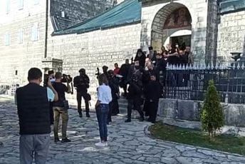 Bizarne scene: Sveti čin uz helikoptere, duge cijevi i štitove