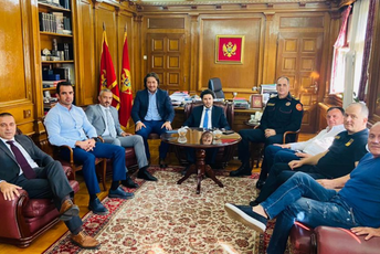 Abazović: Čestitke MUP-u i policiji na postignutim rezultatima u složenim akcijama Abazović: Čestitke MUP-u i policiji na postignutim rezultatima u složenim akcijama