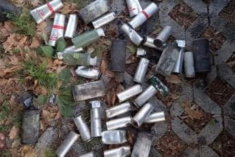 Cetinje: Šok-bombe ispaljivane po glavama ljudi na Dvorskom trgu Ilustracija
