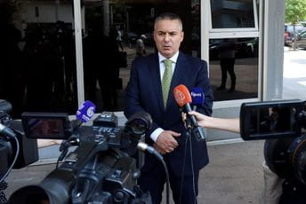 Veljović oslobođen optužbi za "pozivanje na otpor" Veljović oslobođen optužbi za "pozivanje na otpor"