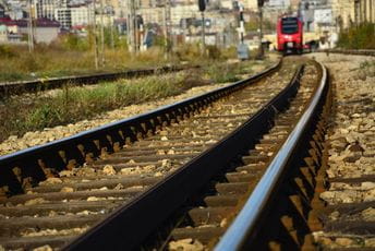 Iskliznula lokomotiva putničkog voza iz Bara za Beograd, saobraćaj u prekidu Iskliznula lokomotiva putničkog voza iz Bara za Beograd, saobraćaj u prekidu