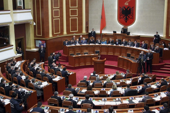 Albanija uvodi obaveznu vakcinaciju svih poslanika Albanija uvodi obaveznu vakcinaciju svih poslanika
