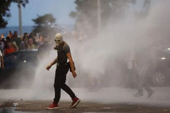 Protivnici vakcinacije divljali u Solunu Protivnici vakcinacije divljali u Solunu