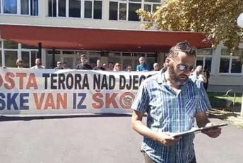 Škola pod opsadom antimaskera, djecu i nastavnike čuva interventna policija Škola pod opsadom antimaskera, djecu i nastavnike čuva interventna policija