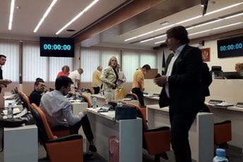 Radović prekinuo sjednicu, DF: Vlast u Budvi više ne postoji Radović prekinuo sjednicu, DF: Vlast u Budvi više ne postoji