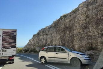 Automobil udario u stijenu pored puta Automobil udario u stijenu pored puta