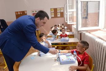 Prvacima 35 eura za kupovinu školskog pribora; Podnošenje prijava do 25. septembra Prvacima 35 eura za kupovinu školskog pribora; Podnošenje prijava do 25. septembra