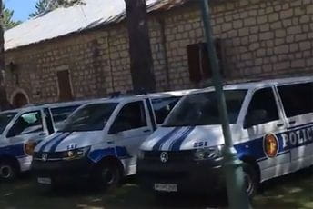 Brojne policijske snage oko Cetinjskog manastira (VIDEO) Brojne policijske snage oko Cetinjskog manastira (VIDEO)