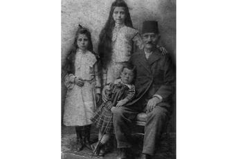 Drugi pogled na titulu zubačkog Hrvat-baše Ivo Đura Ivova Vukotić sa unucima, djecom od sina Đura, Liza, Marika i Ignacije, 1909. god. Carigrad