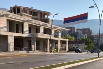 FOTO Trobojke u Budvi FOTO Trobojke u Budvi