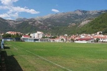 Omladinci FK Cetinje vrijeđani na utakmici protiv Petrovca, obezbjeđenje spriječilo kamenovanje Omladinci FK Cetinje vrijeđani na utakmici protiv Petrovca, obezbjeđenje spriječilo kamenovanje