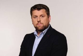 Tužio novinara RTRS zbog negiranja genocida, pa smijenjen sa mjesta predsjednika SO Srebrenica Tužio novinara RTRS zbog negiranja genocida, pa smijenjen sa mjesta predsjednika SO Srebrenica