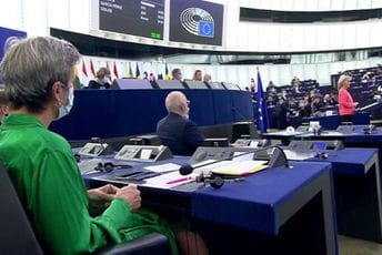 Komesarka štrikala dok je Fon der Lajen podnosila izvještaj Komesarka štrikala dok je Fon der Lajen podnosila izvještaj