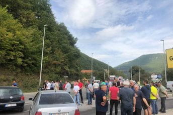 Mještani Bistrice blokirali put Bijelo Polje – Beograd kod mosta u Gubavču Mještani Bistrice blokirali put Bijelo Polje – Beograd kod mosta u Gubavču