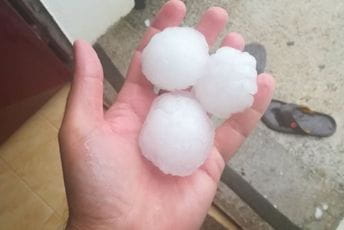 Grad u Crmnici pričinio materijalnu štetu na vozilima, popucali krovovi Grad u Crmnici pričinio materijalnu štetu na vozilima, popucali krovovi