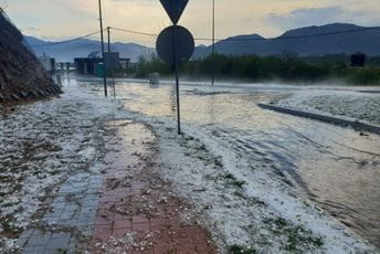 Jako nevrijeme u Tivtu, pokidani kablovi javne rasvjete Jako nevrijeme u Tivtu, pokidani kablovi javne rasvjete