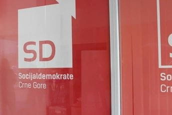 SD: Kovačeviću se od stresa zbog himne povukla dva prsta sa grudi SD Nikšić: Šta bi Kovačeviću da to uradi?