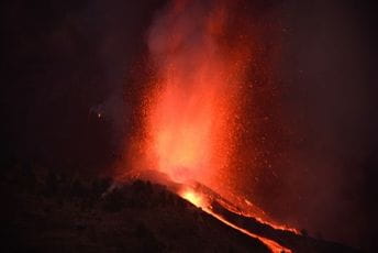 Pogledajte kako izgleda erupcija vulkana na španskom ostrvu (FOTO, VIDEO) Pogledajte kako izgleda erupcija vulkana na španskom ostrvu (FOTO, VIDEO)