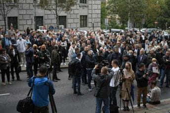 Advokati blokirali ulicu u Beogradu: „Ako treba s klijentima ćemo srušiti sud“ Advokati blokirali ulicu u Beogradu: „Ako treba s klijentima ćemo srušiti sud“