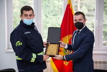 Bečić uručio zahvalnicu zaposlenima u Službi zaštite i spašavanja Opštine Žabljak Bečić uručio zahvalnicu zaposlenima u Službi zaštite i spašavanja Opštine Žabljak