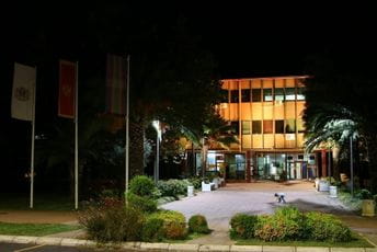 Zgrada Opštine Bar večeras zlatnoj boji Zgrada Opštine Bar večeras zlatnoj boji