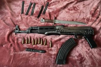 Podgorica: Uhapšene tri osobe zbog oružja i municije u ilegalnom posjedu Podgorica: Uhapšene tri osobe zbog oružja i municije u ilegalnom posjedu