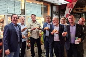 Nevakcinisani Bolsonaro ne može u restoran, jeo picu na trotoaru Nevakcinisani Bolsonaro ne može u restoran, jeo picu na trotoaru