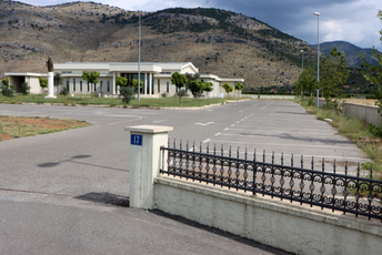 Kapela i parking izgrađeni na uzurpiranom zemljištu Kapela i parking izgrađeni na uzurpiranom zemljištu