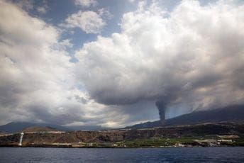Vulkan na španskom ostrvu još aktivan, lava zatrpala 320 kuća Vulkan na španskom ostrvu još aktivan, lava zatrpala 320 kuća