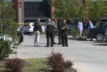 Pucnjava u SAD: Ubijena jedna osoba, 12 ranjenih Pucnjava u SAD: Ubijena jedna osoba, 12 ranjenih