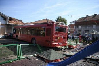 Autobus uletio u dječije igralište u Zemunu, najmanje četvoro povrijeđenih Autobus uletio u dječije igralište u Zemunu, najmanje četvoro povrijeđenih