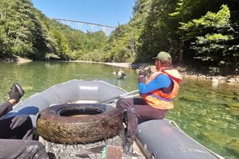 Iz korita rijeke Tare izvadili automobilske gume, najlonske kese, boce, limenke… Iz korita rijeke Tare izvadili automobilske gume, najlonske kese, boce, limenke…
