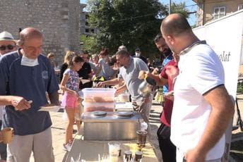 Građani kod Sahat-kule uživali u tradicionalnim specijalitetima i orijentalnim poslasticama Građani kod Sahat-kule uživali u tradicionalnim specijalitetima i orijentalnim poslasticama
