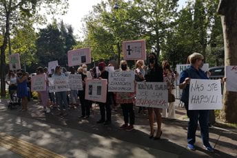 Protest Belvederskih žena ispred Skupštine (FOTO) Protest Belvederskih žena ispred Skupštine (FOTO)