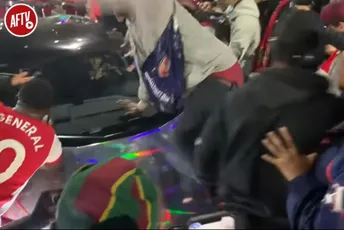 Navijači Arsenala skakali po Lamborginiju vrijednom 260.000 eura Navijači Arsenala skakali po Lamborginiju vrijednom 260.000 eura