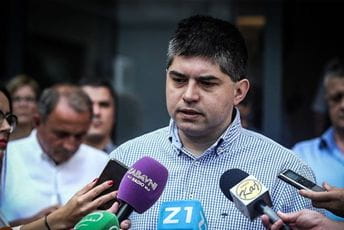 Pukla vodovodna cijev, direktor saopštio kako je možda u pitanju božja kazna Pukla vodovodna cijev, direktor saopštio kako je možda u pitanju božja kazna