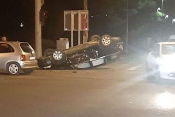 Udes na Zlatici: Automobil završio na krovu Udes na Zlatici: Automobil završio na krovu