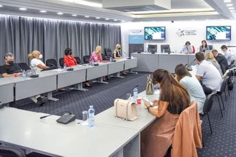 Industrija 4.0: Mogućnosti, izazovi i perspektive Industrija 4.0: Mogućnosti, izazovi i perspektive