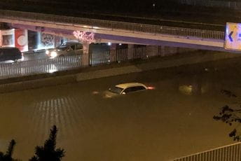 Noć pod vodom: Nestvarne scene iz Ljubljane (FOTO) Noć pod vodom: Nestvarne scene iz Ljubljane (FOTO)