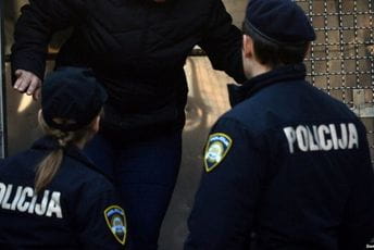 Hapšenje u Podgorici: Osumnjičen da je iz zlatare ukrao robu vrijednu više od 25.000 eura Hapšenje u Podgorici: Osumnjičen da je iz zlatare ukrao robu vrijednu više od 25.000 eura