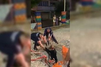 VIDEO: Vatrogasci spasili djevojčicu koja je upala u šaht u Zmaj Jovinoj ulici VIDEO: Vatrogasci spasili djevojčicu koja je upala u šaht u Zmaj Jovinoj ulici