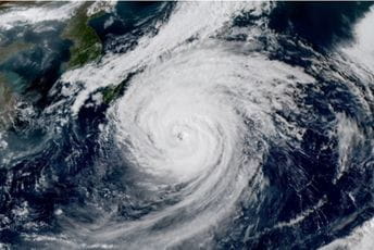 Tajfun pogodio Japan: Povrijeđene četiri osobe, otkazano više od 100 letova Tajfun pogodio Japan: Povrijeđene četiri osobe, otkazano više od 100 letova