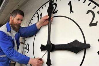 Pomjeranje kazaljki na satu i ove godine po starom modelu Ilustracija