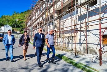 Prijestonica nastavila sanaciju fasada na Rijeci Crnojevića Prijestonica nastavila sanaciju fasada na Rijeci Crnojevića